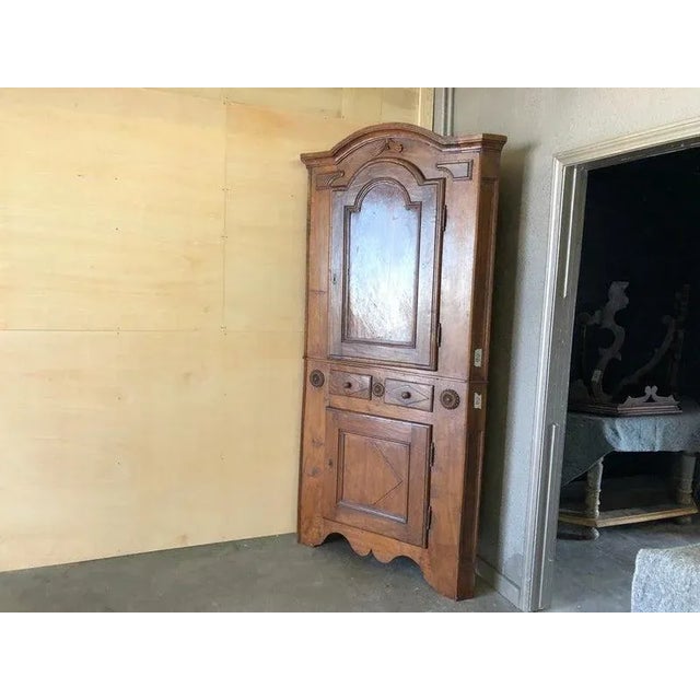 Early 19th Century Tuscan Corner Cupboard – Italian Walnut Bring timeless Italian charm to your space with this early 19th...