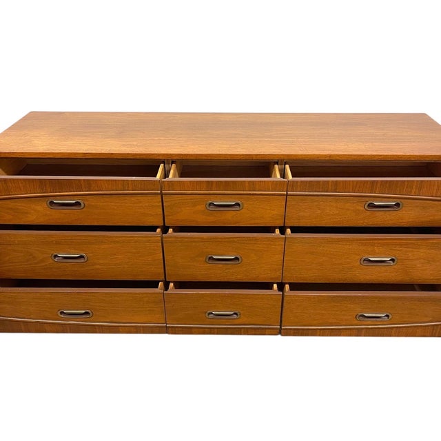 1970s Mid-Century Modern Matching Dresser Set by Hooker Furniture - 9-Drawer Low Dresser & 5-Drawer Highboy For Sale - Image 10 of 11