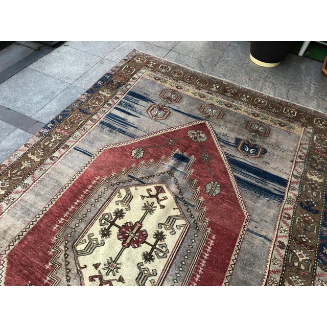1960s Oushak Handmade Rug- 5′6″ × 9′7″ For Sale - Image 4 of 11