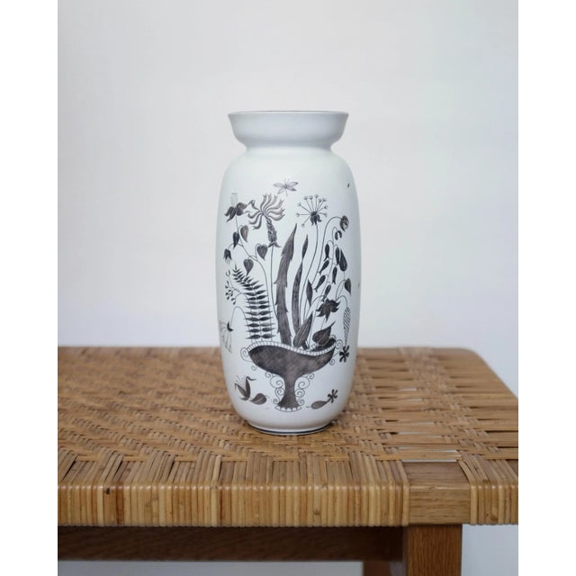Gorgeous vase in the "Grazia" serie by Stig Lindberg. In a silk-matte white glaze with silver colored flower motif it was...