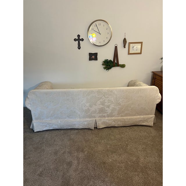 1990s Cyber Monday Flash Sale - Vintage Kroehler Rolled Arm Damask Skirted Sofa in Othello Natural For Sale - Image 5 of 12