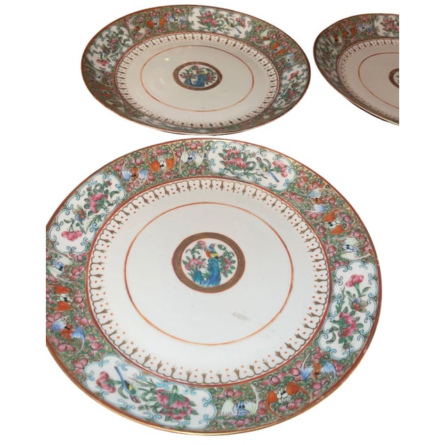 Chinese Mid-19th Century Set of Seven Chinese Export Rose Mandarin Porcelain Plates For Sale - Image 3 of 9