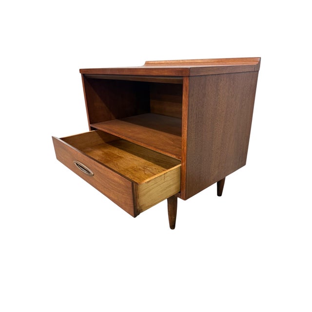 Mid-Century Modern Broyhill Sculptra Walnut Nightstands - Set of 2 - Refinished! For Sale - Image 10 of 11