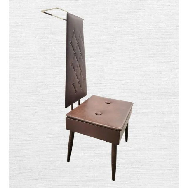 1970s Vintage Midcentury Modern Mens Brown Faux Leather Valet Wardrobe Hanger Storage Chair For Sale - Image 5 of 11