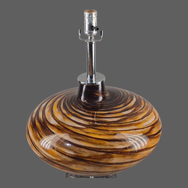 Mid-Century Modern Late 20th Century Mid-Century Modern Art Glass Brown Swirl Lucite Base Table Lamp For Sale - Image 3 of 9