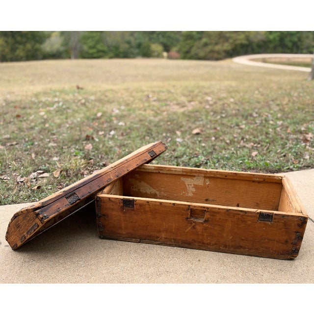 Early American Humpback Stagecoach Travel Trunk c.1850-1880 For Sale - Image 12 of 18