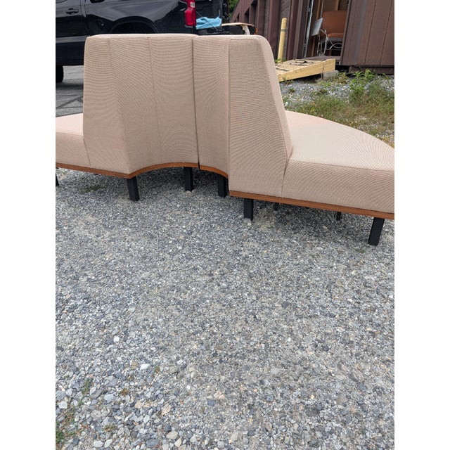 Pair of Jasper Group Curved Serpentine Modular Benches – Mid-Century Modern Inspired Corporate Lounge Loveseats in Two-Tone Tweed Upholstery For Sale - Image 10 of 14
