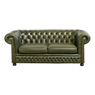 Chesterfield 2.5-seater Sofa in Green Cowhide Leather For Sale