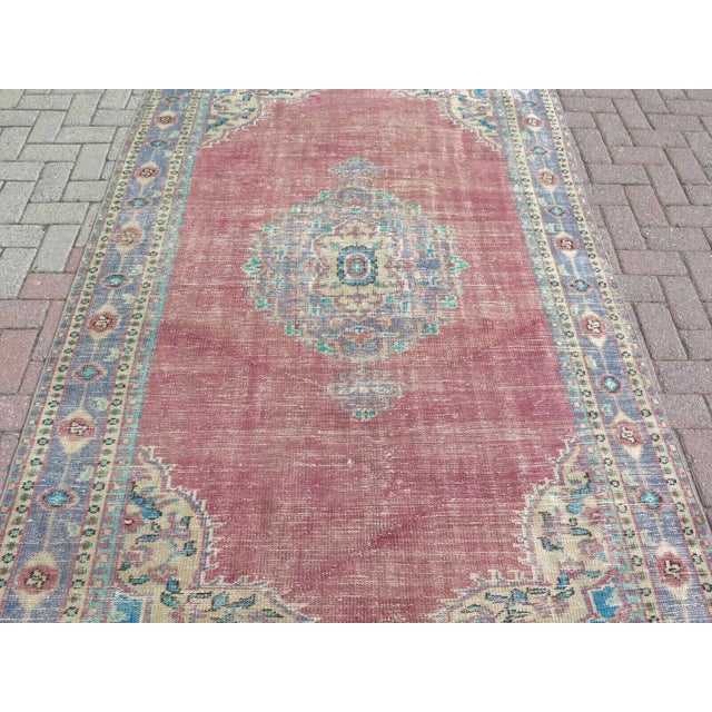 Shabby Chic 1960s Vintage Oushak Rug - 60"x98" For Sale - Image 3 of 13