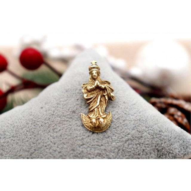 19.2k Gold Pendant, in Worn conditions. Designed 1890 to 1919