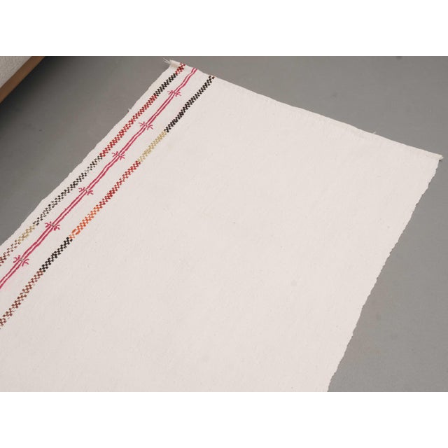 Turkish 1970s Vintage Handmade Wool Cotton White Small Kilim Rug For Sale - Image 3 of 11
