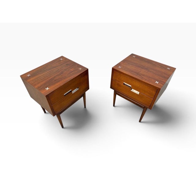 American of Martinsville Mid-Century Modern American of Martinsville Accord Walnut Nightstands - Set of 2 For Sale - Image 4 of 10