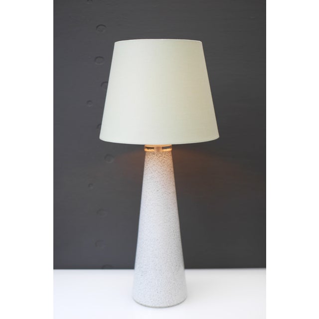 White Mid-Century Modern Scandinavian Glass Art Table Lamp attributed to Bengt Orup for Hyllinge Glasbruk, Sweden, 1970s For Sale - Image 8 of 14
