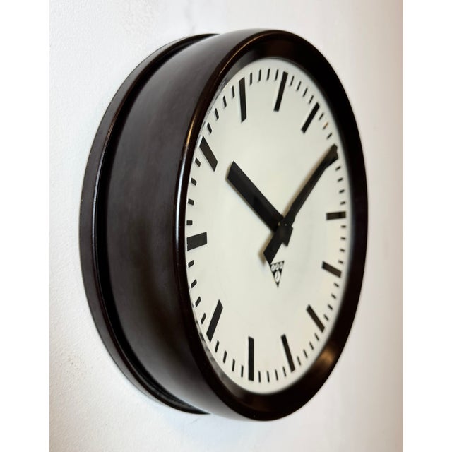 Mid-Century Modern Industrial Bakelite Factory Wall Clock from Pragotron, 1960s For Sale - Image 3 of 17