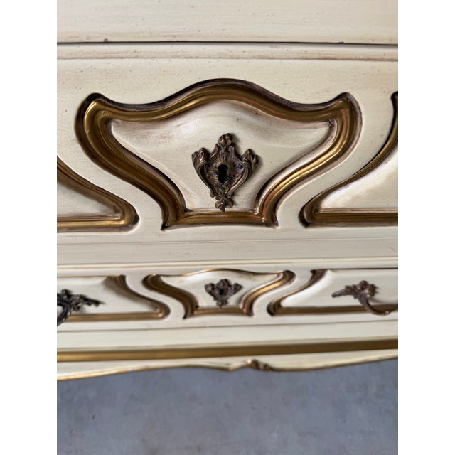 Vintage Karges French Provincial Louis XV-Style Eight-Drawer Dresser With Cabriole Legs & Ornate Brass Hardware For Sale - Image 10 of 17