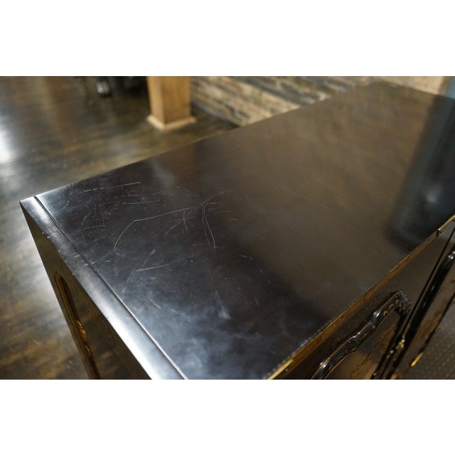 1980s An Oriental George III Lacquer Bar Cabinet From Baker's Stately Homes Collection For Sale - Image 9 of 17