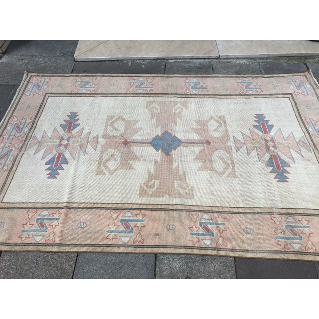 Tan 1960s Vintage Oushak Faded Handmade Rug- 4′9″ × 7′10″ For Sale - Image 8 of 11