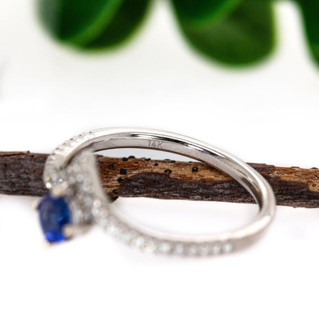 Metal Ceylon Blue Sapphire Ring With Chevron Diamond Pavé Shank in 14k White Gold, Size 6.75 For Sale - Image 7 of 7