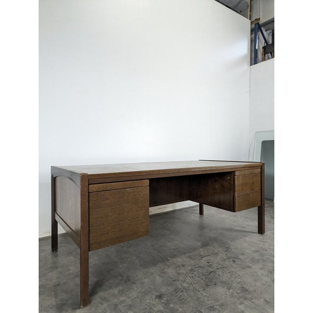 Large Scandinavian Executive Desk in Walnut, in Very Good conditions.