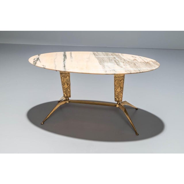 Oval Side Table in Pink Marble and Brass, Italy, 1970's This side table combines a pink-beige marble top with a sculptural...