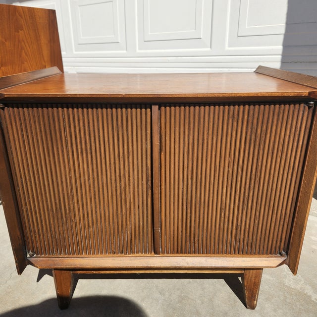 Mid-Century Modern Lane "First Edition" 9 Drawer Dresser and Nightstand Circa 1960s, Set of 2 For Sale - Image 3 of 11