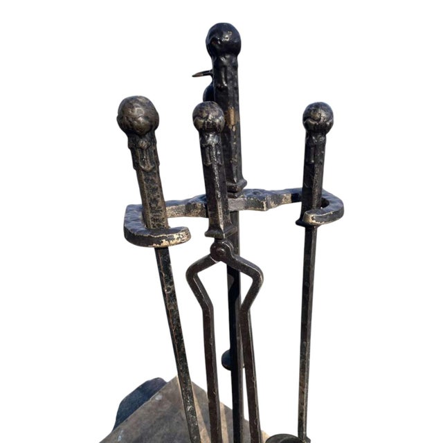 Antique 1900s Arts & Crafts Wrought Iron Fireplace Tool Set Poker Shovel Tongs Stand For Sale - Image 4 of 18