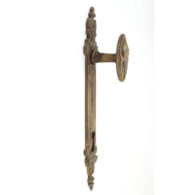 French style dummy door knob set made of bronze with an antique finish. The original mounting screws are not available....