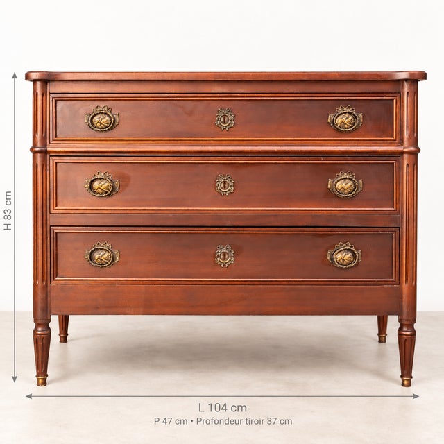 Louis XVI style chest of drawers in solid walnut Neoclassical Very good condition Dimensions: Height 83 cm, Width 104 cm,...