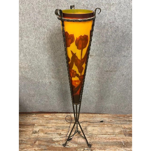 Art Nouveau Floor Lamp in Wrought Iron and Pâte de Verre with Tulips, 1970s, in Good conditions. Designed 1970 to 1979 Up...