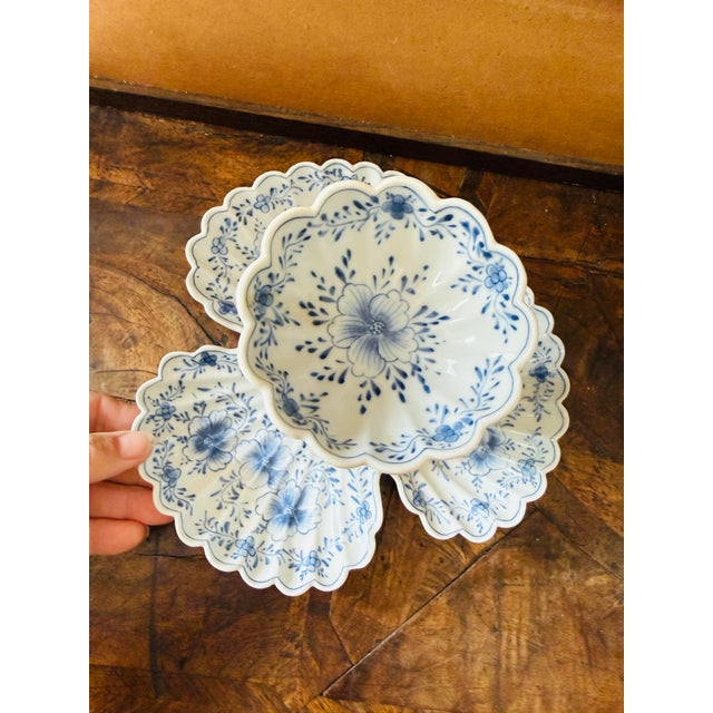 Chinoiserie Vintage Maitland-Smith Blue and White Porcelain Pickle Stand Sweetmeat Dish – Bonnin & Morris Style – Seashell Coral Motif For Sale - Image 3 of 10