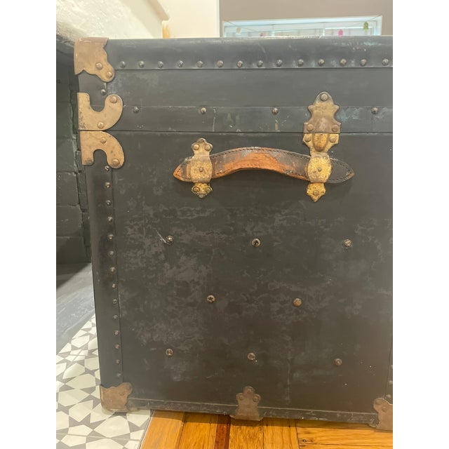 Early 20th Century Antique 1920s Black Flat-Top Steamer Trunk With North Dakota Lithograph and Brass Hardware For Sale - Image 5 of 9