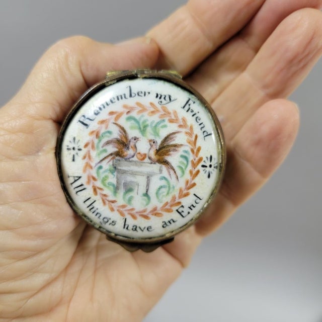 Metal 18th Century Battersea Bilston Enamel “Remember My Friend” Patch Box, Circa 1750 For Sale - Image 7 of 7