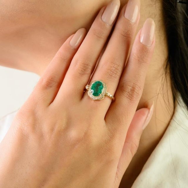 Green Estate 1.69 Ct Emerald & Diamond Halo 14k Yellow Gold Cocktail Ring Size 7 For Sale - Image 8 of 14