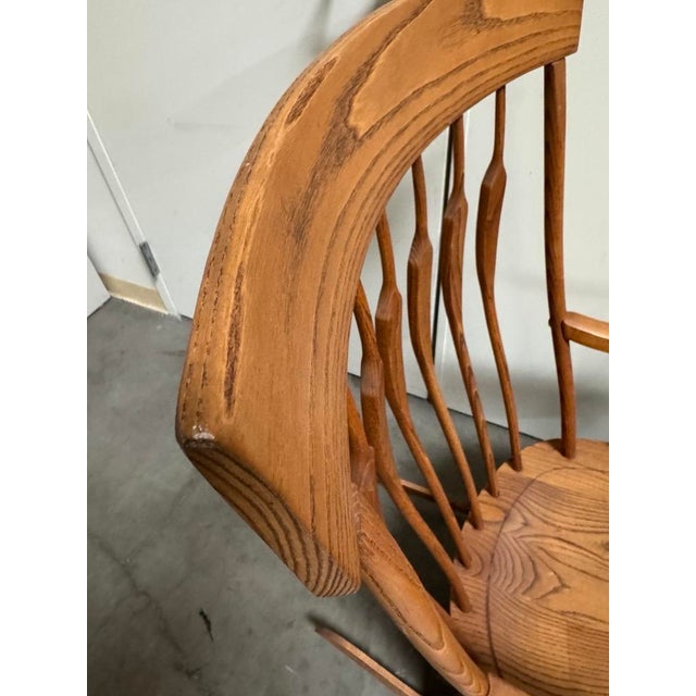 Bring a touch of classic New England craftmanship into your home with this beautiful mid-century Windsor chair...