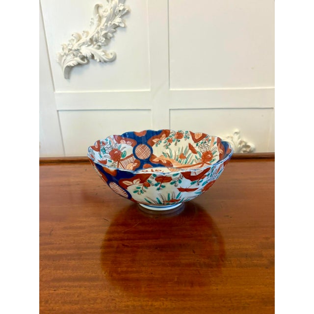 Antique Edwardian quality Japanese Imari bowl having a quality scalloped shaped edge with wonderful hand painted panels in...