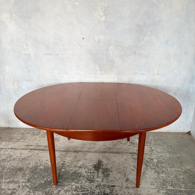 1960s Mid-Century Danish Teak Round Extending Dining Table, 1960s For Sale - Image 5 of 11