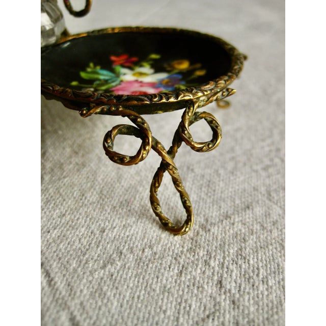 Always charming those items bring a special touch to your interior often nicely decorated like here with old Paris...