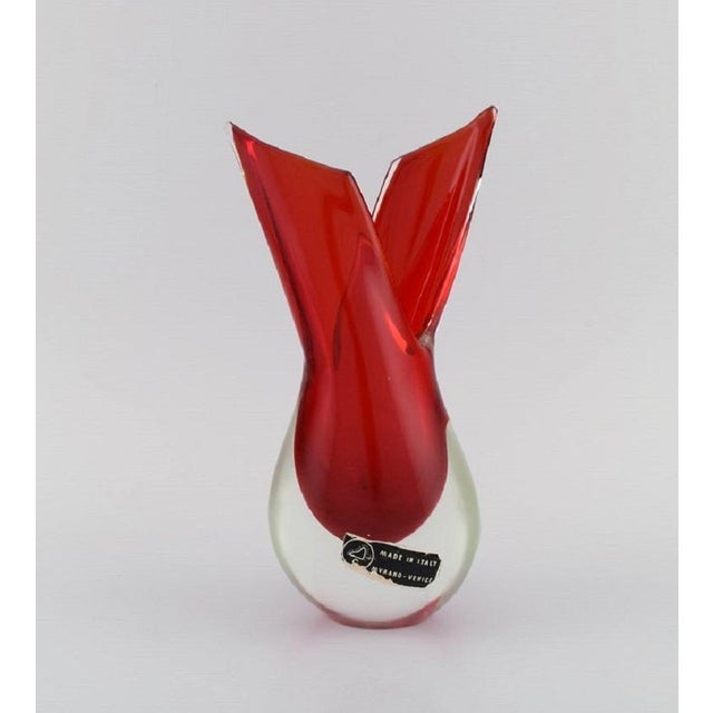 Murano vase in red and clear mouth-blown art glass. Italian design, 1960s. Measures: 23 x 12.5 cm. In excellent condition.