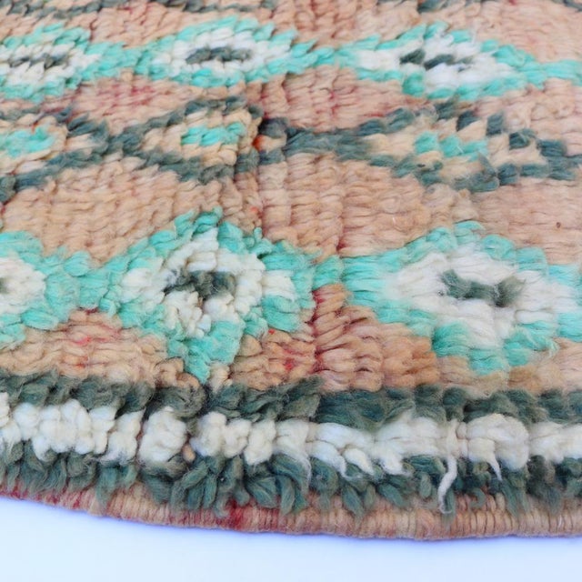 Mid-Century Modern 1980's Moroccan Peach Wool Rug - 9.9 X 4 Ft For Sale - Image 3 of 7
