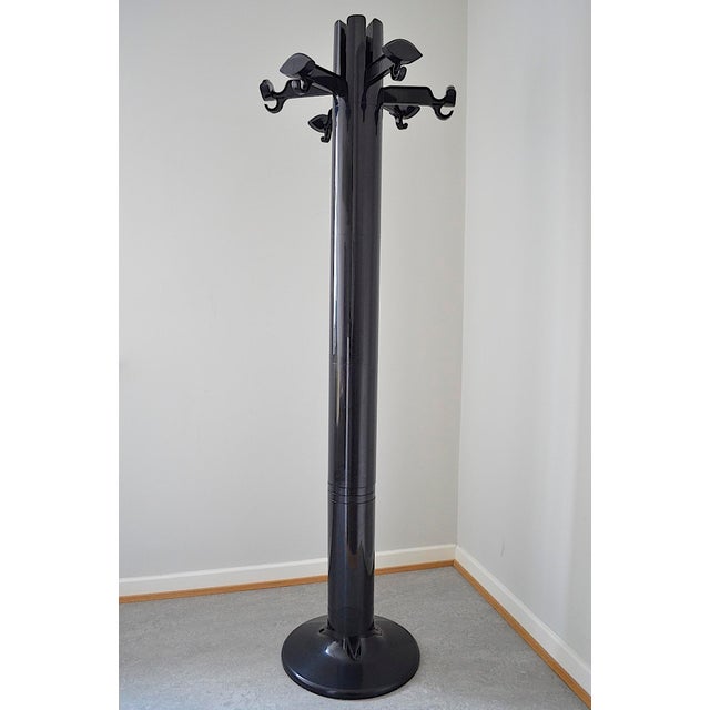 A freestanding coat rack like a sculpture – that's what designer Giancarlo Piretti created with his design in 1972. The...