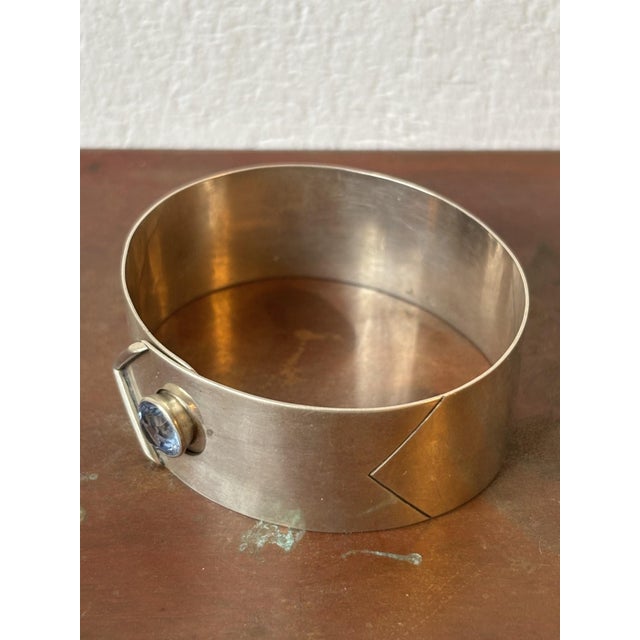Geometric silver bangle from the German pre-war modern era, crafted by the Pforzheim manufacture Eugen Dettinger. This...