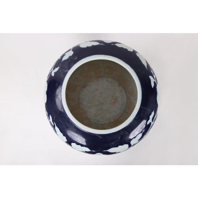 16th Century Chinese Ming Dynasty Blue Glaze White Flower Jar For Sale In New York - Image 6 of 9