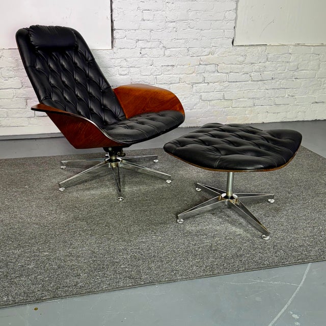 Early and pretty rare version of the iconic Mr. Chair by George Mulhauser. With polished steel star bases and the telltale...