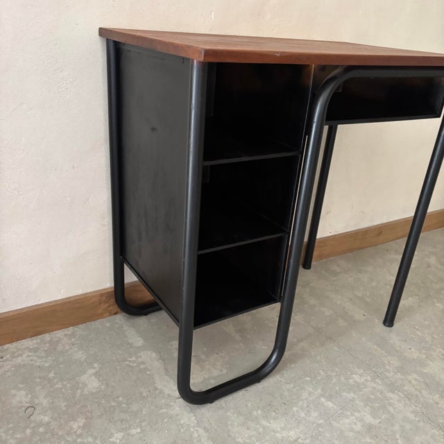 Small Vintage Wooden Desk, in Very Good conditions. Designed 1960 to 1969