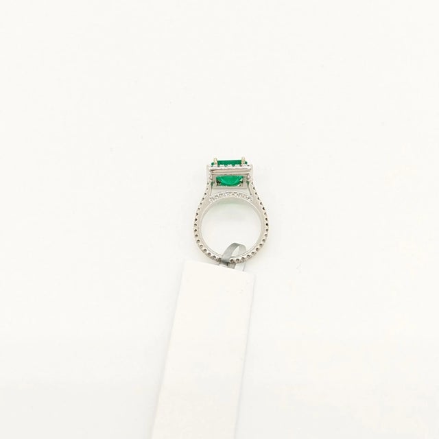 Early 21st Century Emerald and White Diamond Cocktail Ring in 14K White Gold, size 3.75 For Sale - Image 5 of 5