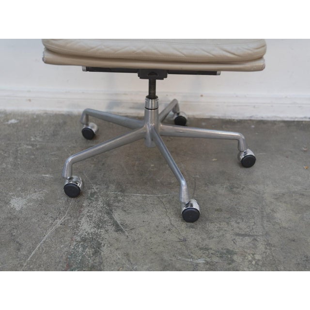 Mid-Century Modern 1960s Attributed to Herman Miller Soft Pad Management Chair in Cream Leather For Sale - Image 3 of 18