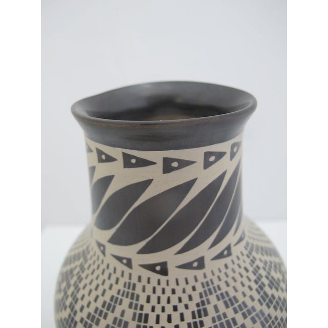 Mata Ortiz Martha Martinez d'Guiz Geometric Maze Pottery Vase For Sale - Image 9 of 11
