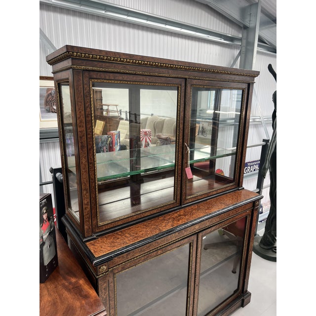 Display Cabinet in Burr Walnut, in Very Good conditions. Designed before 1890