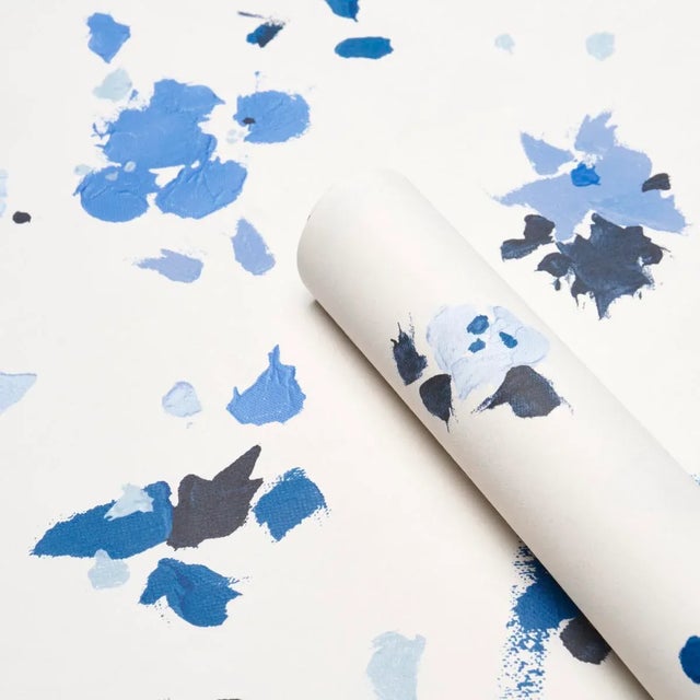 Schumacher SAMPLE - Schumacher X Backdrop Fairfarren Wallpaper In Clean Blue For Sale - Image 4 of 5