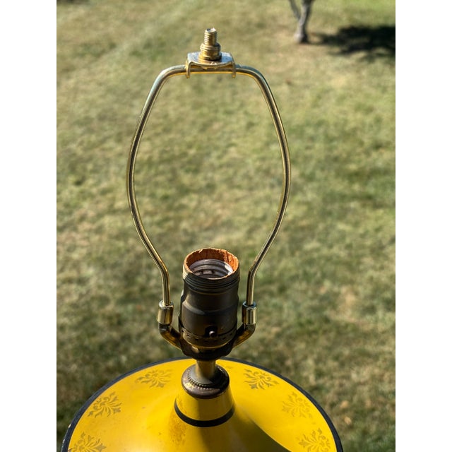 Mid 20th C. Neoclassical Yellow + Black Toile Table Lamp For Sale - Image 6 of 11